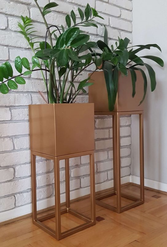 BLUMENSTÄNDER AUS METALL
