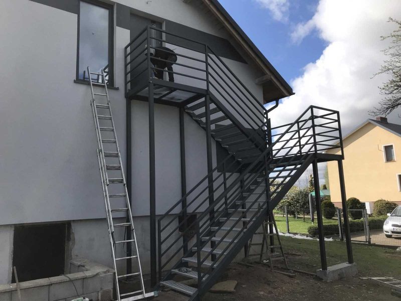 TREPPEN AUS SCHWARZEM STAHL 